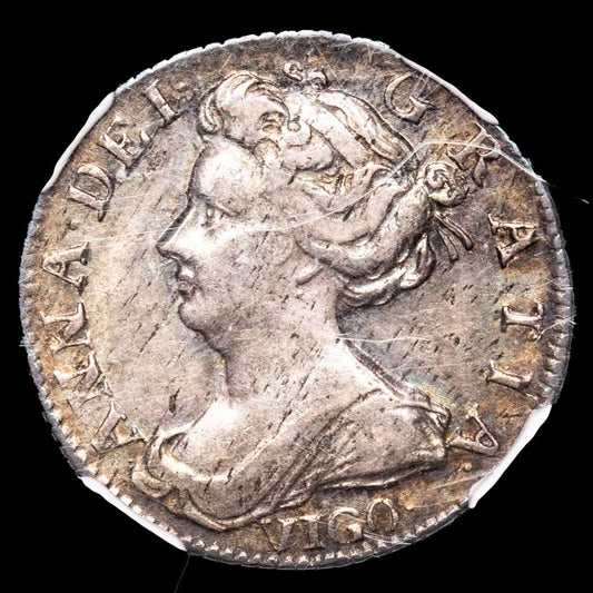 Gran Bretaña – Ana. Escudo (6 Pence). Vigo. 1703. Encapsulado por NGC AU53.