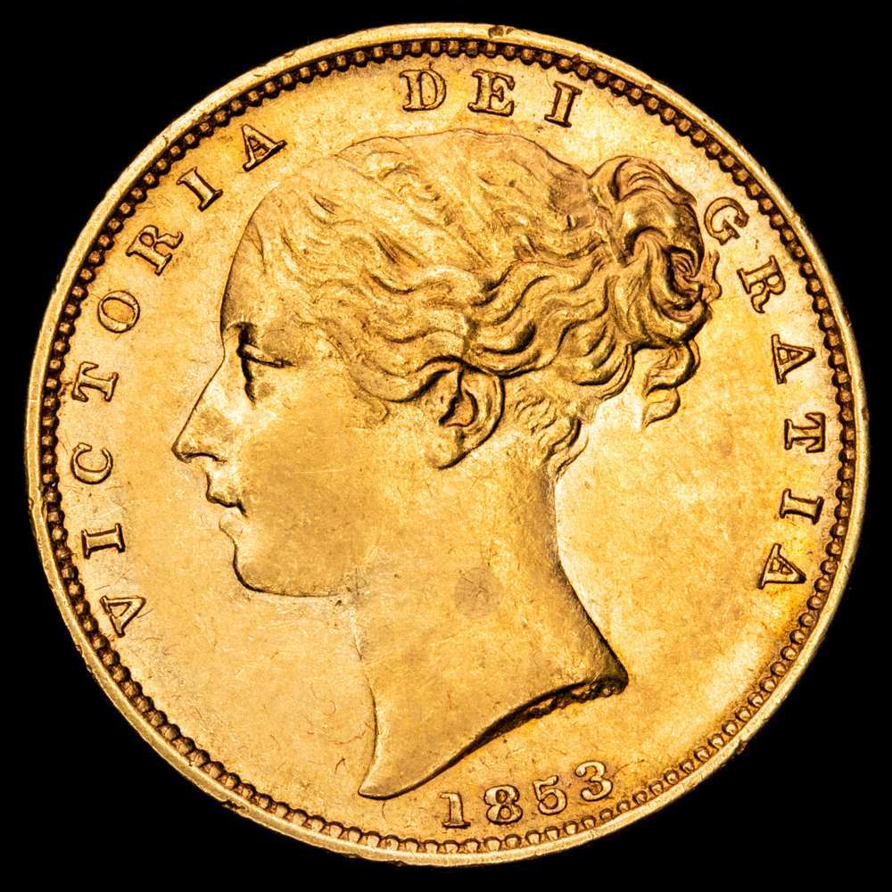 Gran Bretaña, Victoria, 1837-1901. Soberano con escudo AV, 1853, ceca de Londres, “WW” en relieve (KM736.1; S-3852C; Fr. 387e). Calificación AU55 NGC.